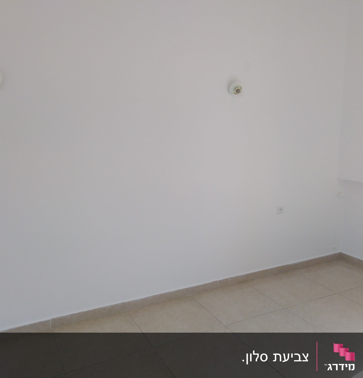 קיר לבן עם שני שקעים עגולים